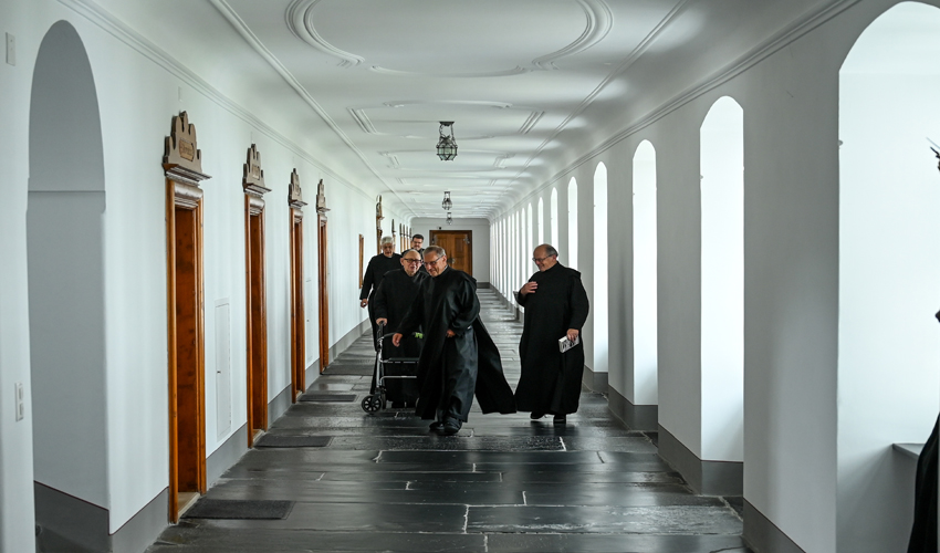 Mönche auf dem Gang des Klosters